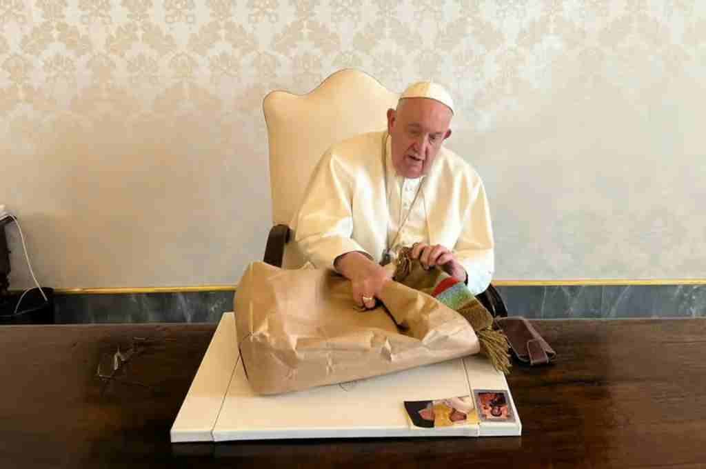 El papa Francisco recibiendo el regalo especialmente tejido para él. Foto:Gentileza.