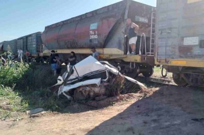 Un tren arrolló a un auto en Arocena: manejaba un adolescente de 15 años