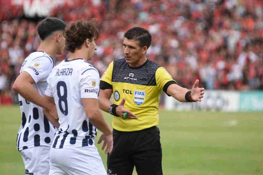 Merlos dirigió a Colón en la victoria 3-0 ante Talleres. Foto:Archivo/Pablo Aguirre.