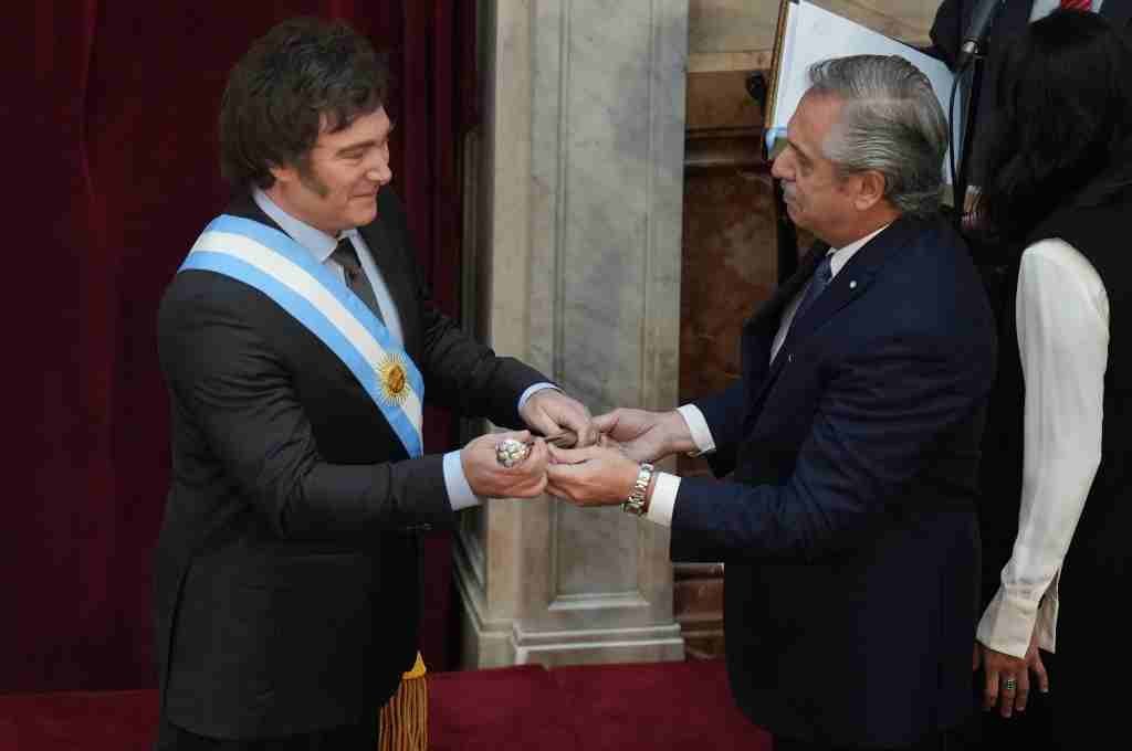 Javier Milei recibió la banda y el bastón de mano de Alberto Fernández. Foto:Noticias Argentinas.