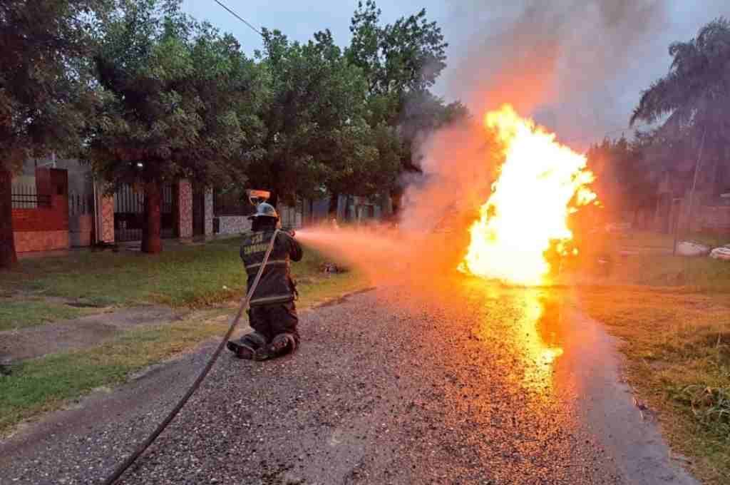 La labor de los bomberos para apagar el fuego sobre una camioneta. Foto:Gentileza.