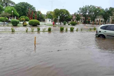 Diluvio en El Trébol: barrios anegados y más de 200 familias con agua en sus viviendas