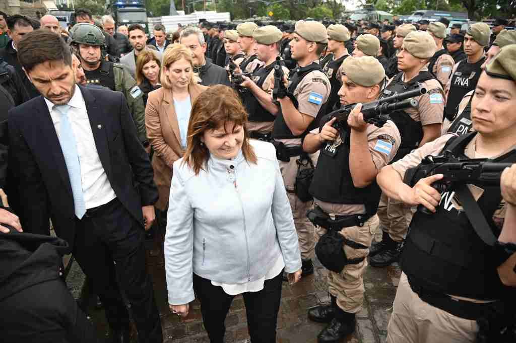 La ministra se encargó de pasar al lado de las fuerzas de seguridad. Foto:Marcelo Manera.