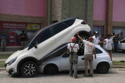 Santa Fe ciudad: un auto terminó encima de otro en la zona del puerto