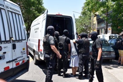 Trasladaron a 27 presos de la Comisaría 21ª de Rosario a la cárcel de Piñero