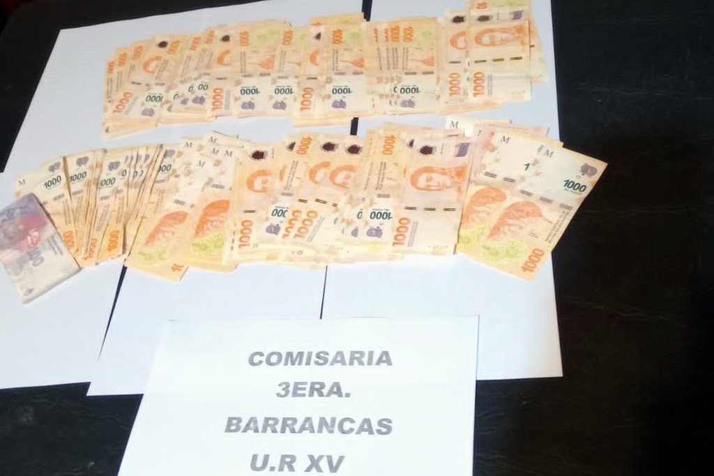 El dinero recuperado por el personal policial. Foto:gentileza