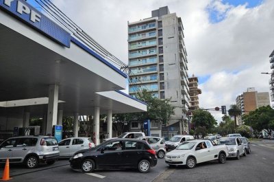 El da despus del "sacudn": estaciones de servicio de Rosario se desbordaron por el aumento