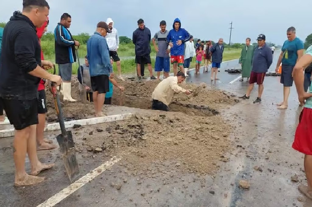 Un grupo de personas decidió romper la Ruta Provincial 40 de manera que pudiera escurrir el agua acumulada. Foto:gentileza