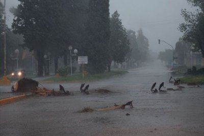 Varias localidades entrerrianas afectadas por el temporal de lluvia y viento