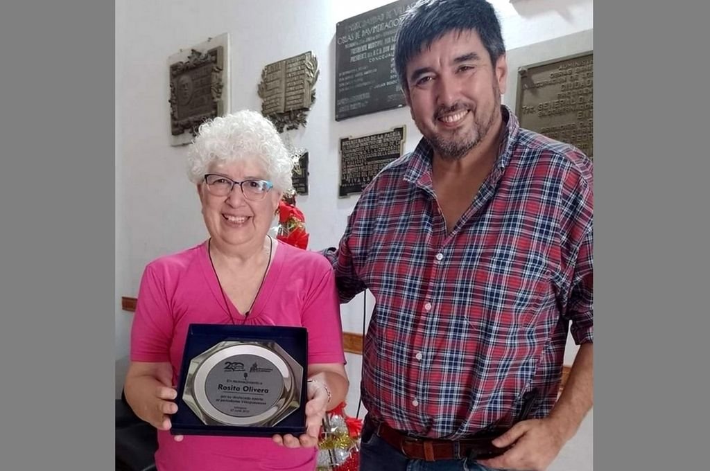 Rosita Olivera recibió el reconocimiento de manos del intendente, Adrián Fuertes. 