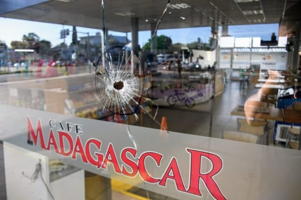 Entre cinco y seis impactos de bala quedaron en los vidrios del minimarket ubicado en la parte posterior del local de expendio de combustible Foto:Mirador