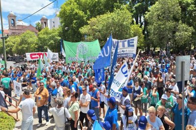 Miles de convocados en la marcha contra la ley mnibus y los DNU