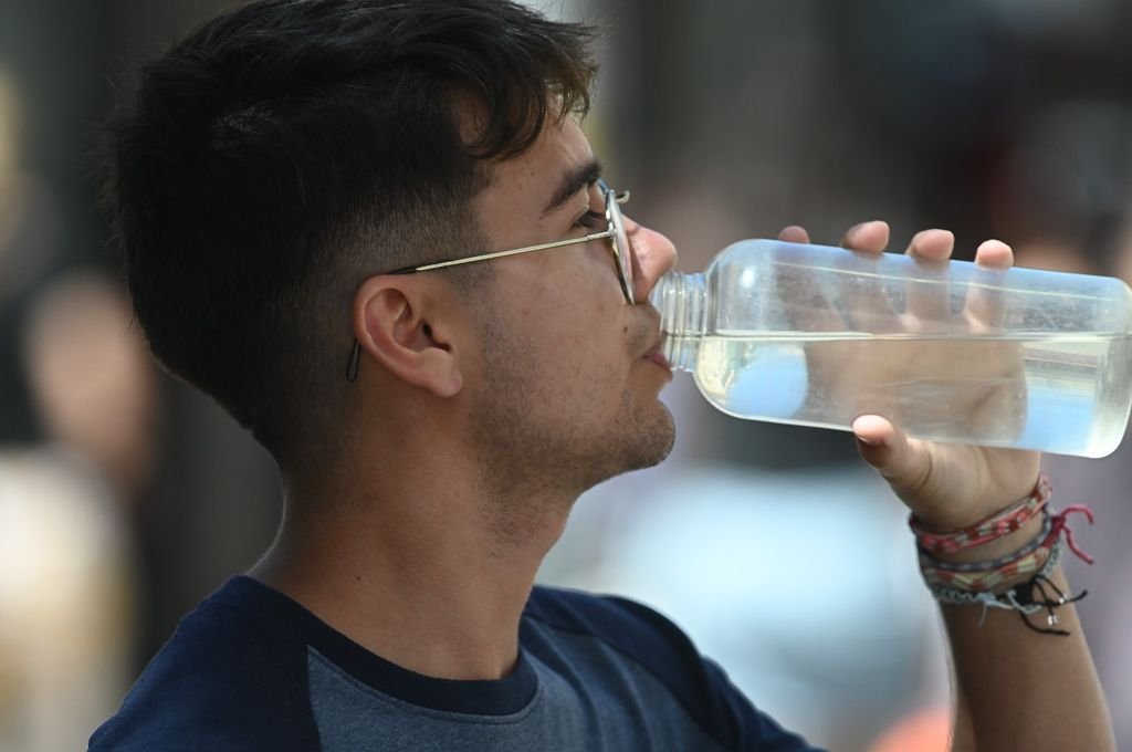 Hidratate, tomá agua con mayor frecuencia (aun cuando no sientas sed). Foto:Mauricio Garín
