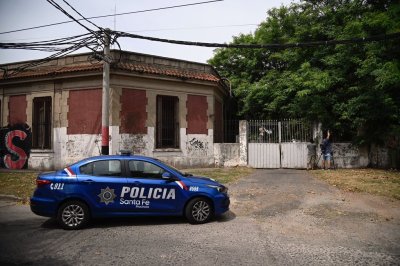 Balearon un auto y dejaron una nota intimidante en el estacionamiento de un hospital de Rosario