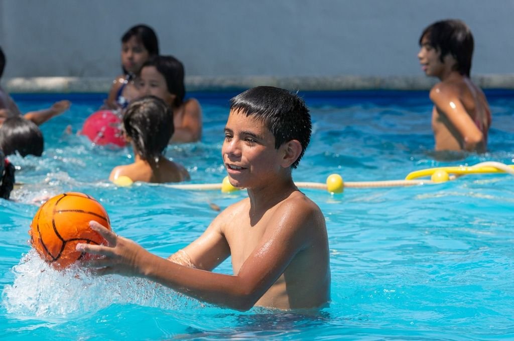 Cavallero agregó que más de 100 niños disfrutaron el mes de enero de las actividades que se desarrollaron por la mañana en el natatorio ubicado en el predio de la escuela. Foto:Gentileza