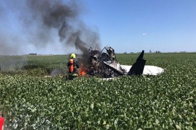 Se cayó una avioneta de fumigación en un campo de Villa Eloísa