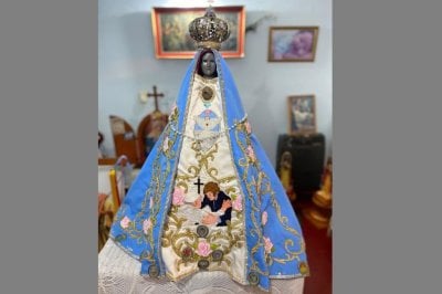 Obsequian al presidente una rplica de la Virgen Morena