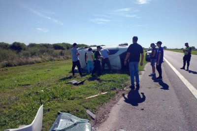 Conductor atrapado tras volcar en la Autopista Santa Fe-Rosario
