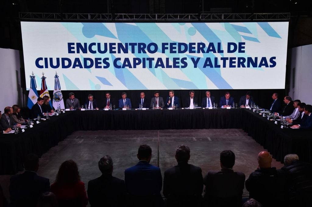 Cumbre de Intendentes en Rosario: "Los recursos tambin tienen que salir de las provincias"