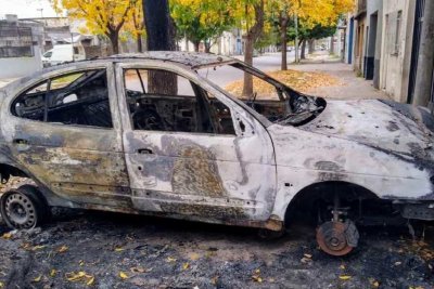 Autos incendiados y notas amenazantes en Rosario Intimidación pública