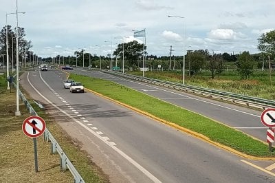 Volvieron los radares fijos en la autopista de Circunvalación de Rosario Miden velocidad máxima