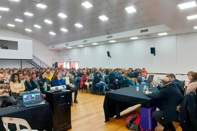 Ms de 300 estudiantes y docentes en el congreso de IA