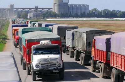 En un mes arribaron 250.000 camiones a descargar cereales en el Gran Rosario