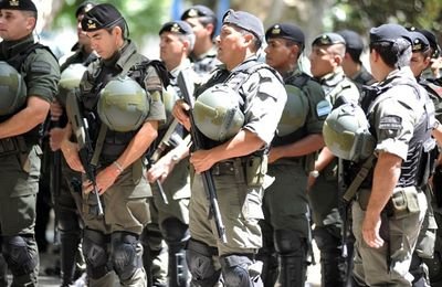 Refuerzos federales para calmar la indignación
