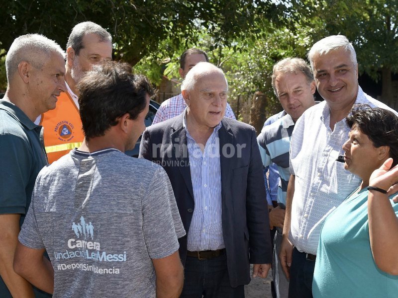 Arroyo Seco: el gobernador recorrió barrios afectados por la inundación