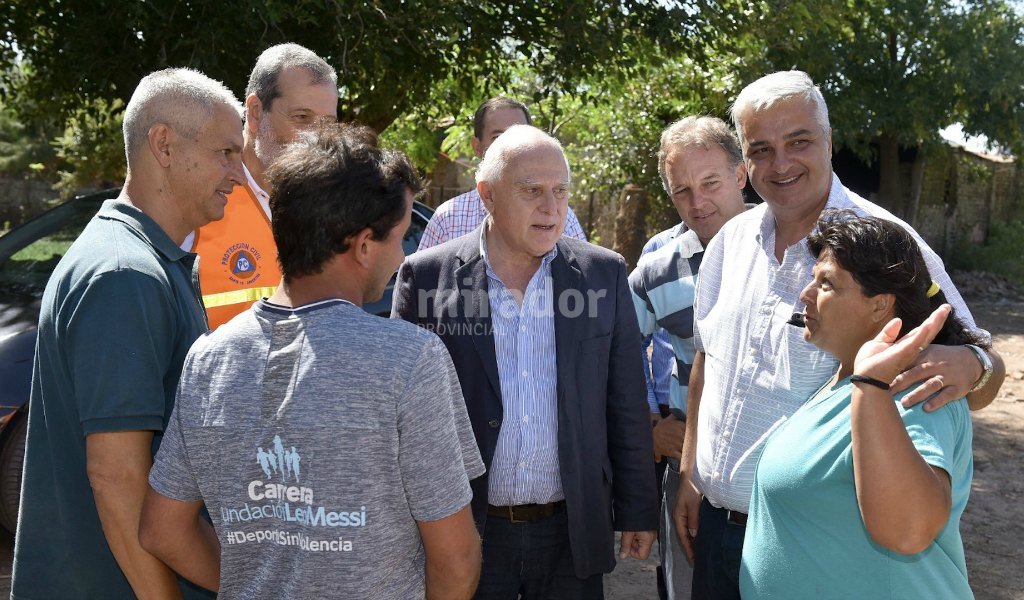 Arroyo Seco: el gobernador recorrió barrios afectados por la inundación