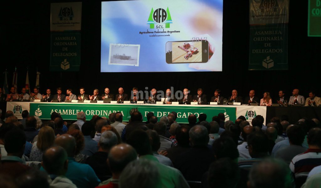 El gobernador asistió a la asamblea de AFA