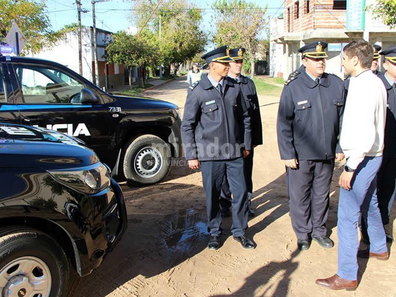 El ministro Pullaro hizo entrega de camionetas para los departamentos Garay y San Javier