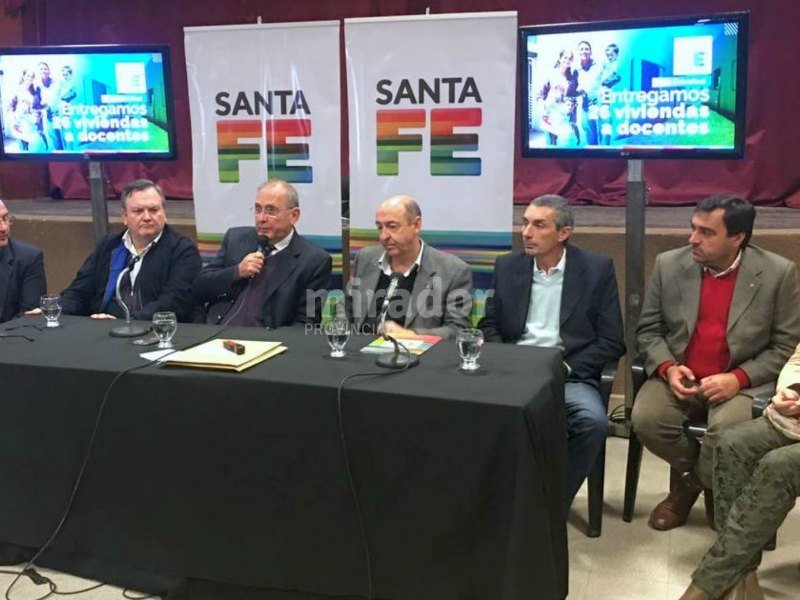 Apertura de sobres para la pista de atletismo en San Cristóbal