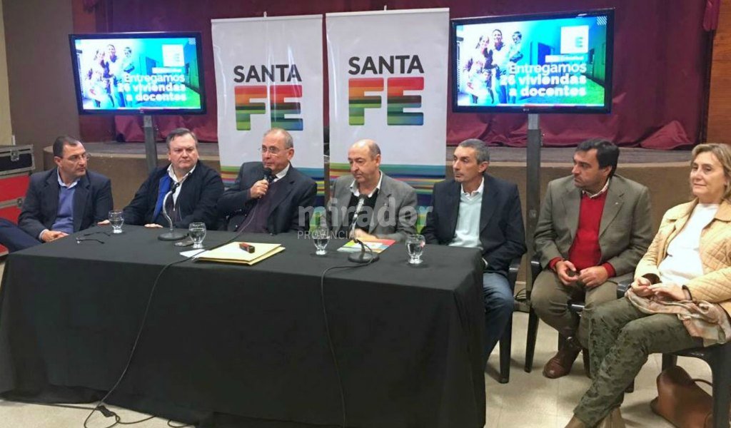 Apertura de sobres para la pista de atletismo en San Cristóbal