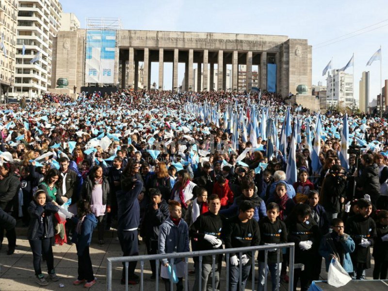Miles de chicos prometieron lealtad a la bandera