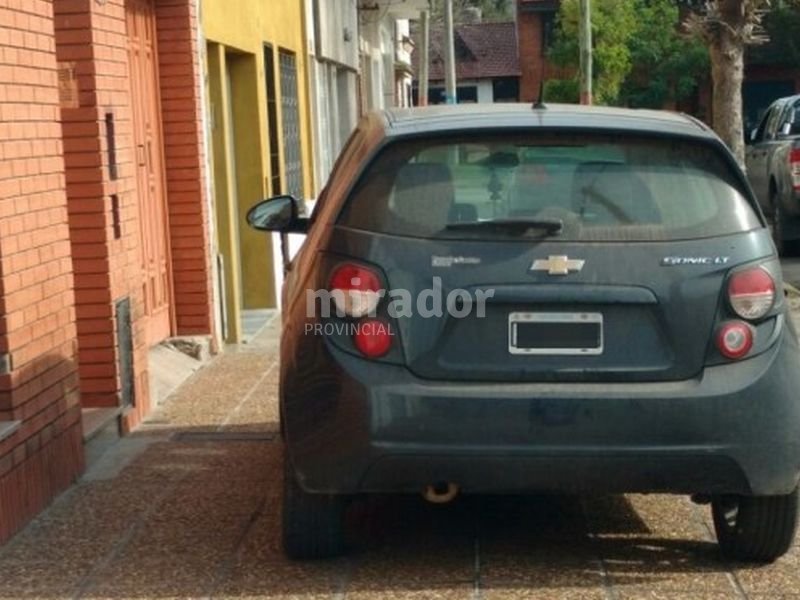 Rosario: medidas contra el estacionamiento en la vereda