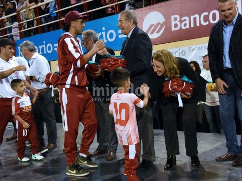 Rosario: entrega de 3.000 camisetas a jugadores de fútbol infantil