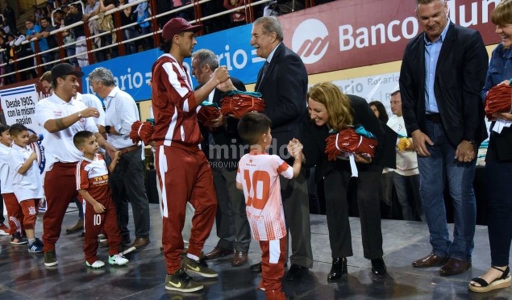 Rosario: entrega de 3.000 camisetas a jugadores de fútbol infantil