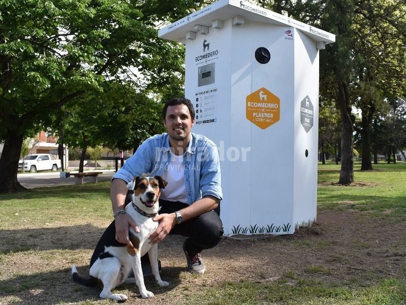 Crearon un equipo que entrega agua y alimento para perros a cambio de basura reciclable
