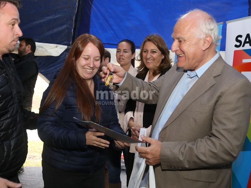 Rosario: Lifschitz entregó 116 viviendas nuevas en Parque Ibarlucea