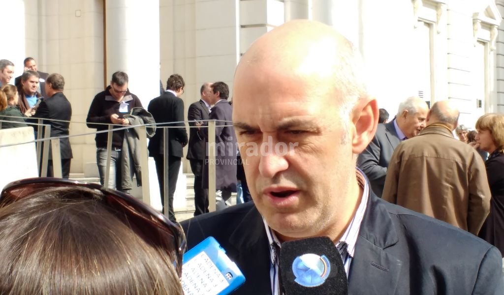 Todas las escuelas son públicas y laicas