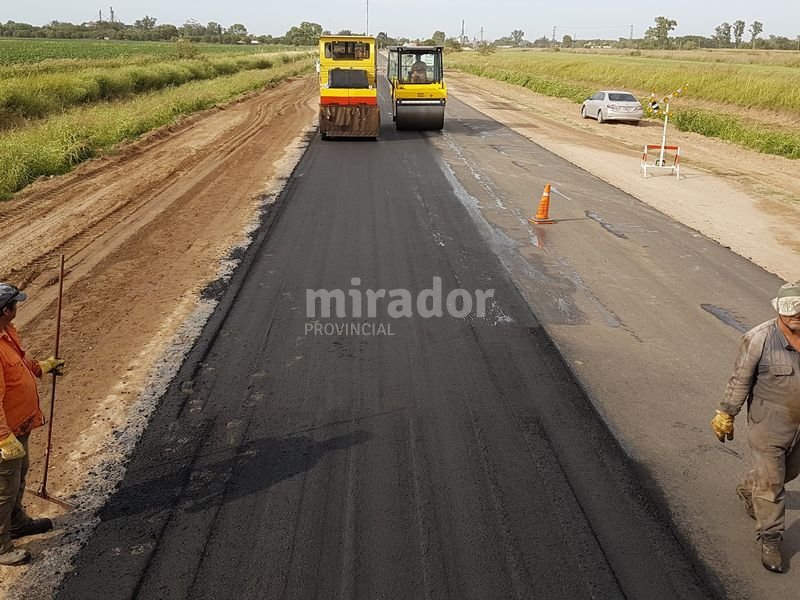 Avances en el pavimento del acceso a San Eduardo