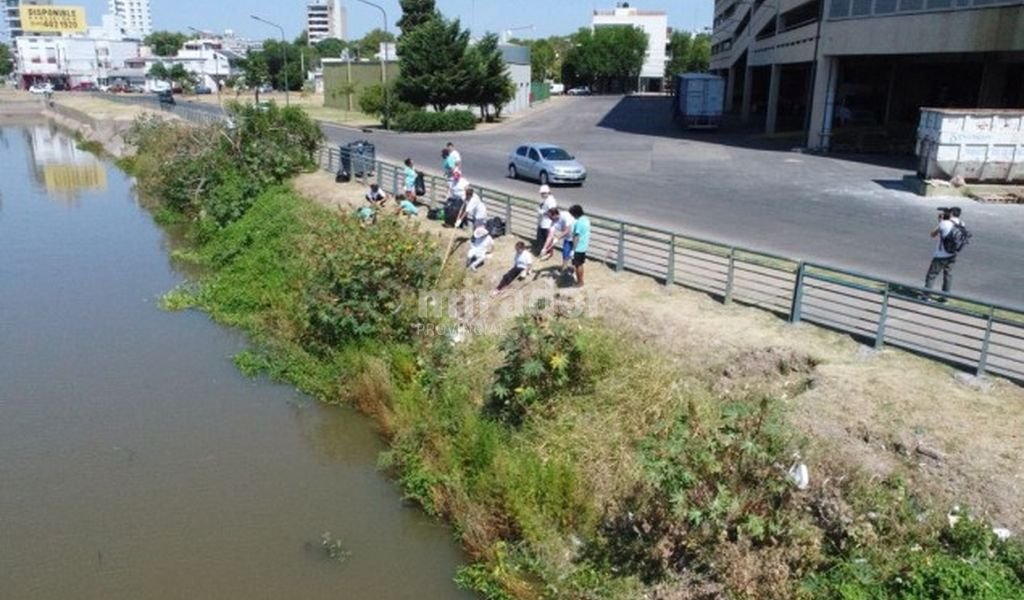 Voluntarios recolectaron 800 kilos de residuos del arroyo Ludueña