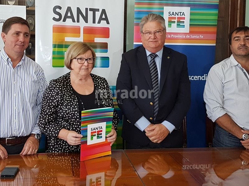 Convenio para construir 20 viviendas en Esperanza