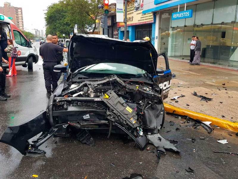 Fuerte choque entre un patrullero inteligente y una utilitaria