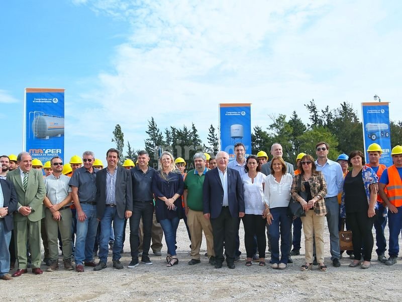 Mayper comenzó con la fabricación de postes de fibra de vidrio