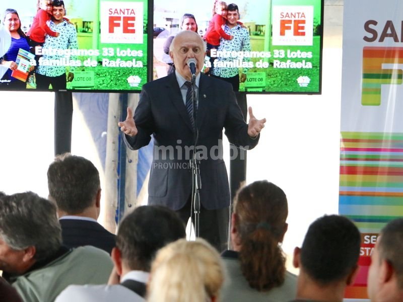 Rafaela: Lifschitz entregó lotes de Mi Tierra, Mi Casa