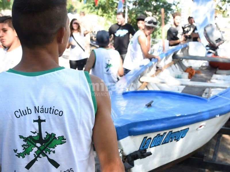 Rosario: cruce del Paraná con canoa reparada desde el Nueva Oportunidad