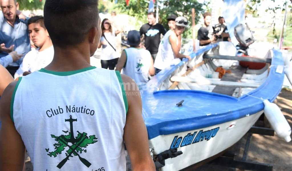 Rosario: cruce del Paraná con canoa reparada desde el Nueva Oportunidad