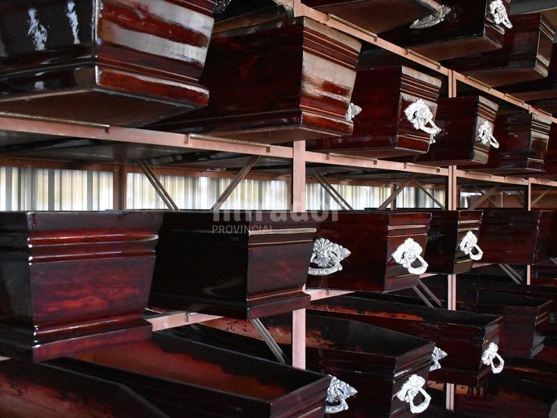 Familia venadense se dedica a la fabricación de ataúdes